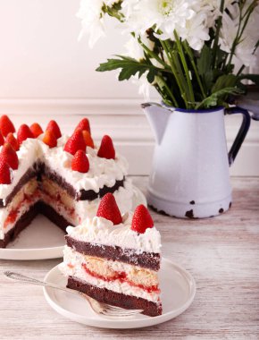 Çikolatalı ve çilekli pasta.