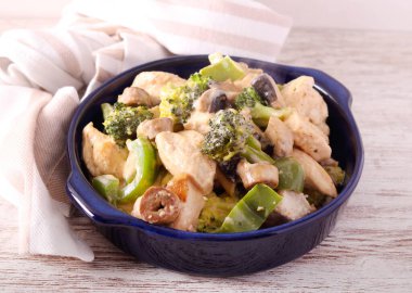 Brokoli, biber ve mantarlı kremalı tavuk.