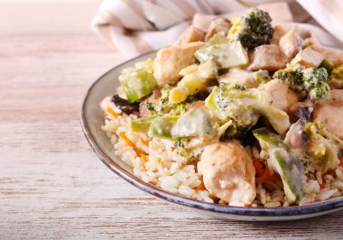 Kremalı tavuk, brokoli, biber ve mantarlı pilav.