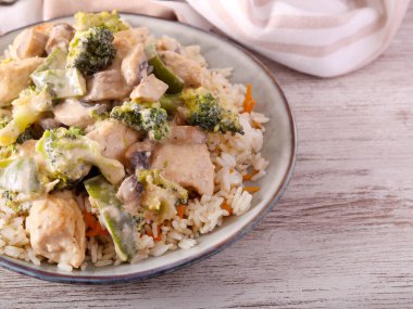 Kremalı tavuk, brokoli, biber ve mantarlı pilav.