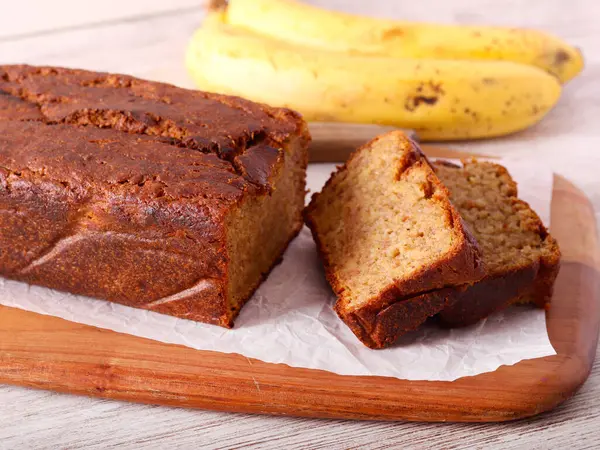 Ev yapımı taze muz ekmeği, dilimlenmiş.