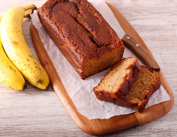 Ev yapımı taze muz ekmeği, dilimlenmiş.