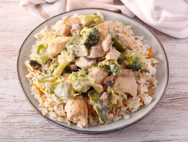 Kremalı tavuk, brokoli, biber ve mantarlı pilav.