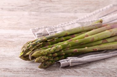 Mutfak havlusunda organik çiğ kuşkonmaz.