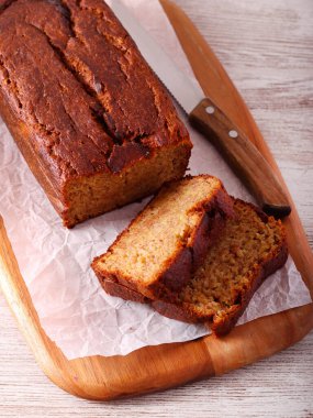 Ev yapımı taze muz ekmeği, dilimlenmiş.