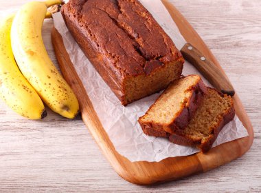 Ev yapımı taze muz ekmeği, dilimlenmiş.