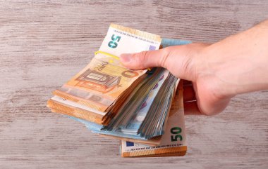 Avro banknotları elinde
