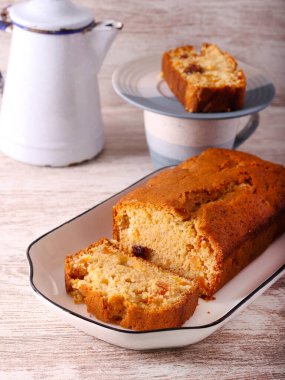 Meyveli kek, dilimlenmiş.