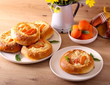 Kayısı ve ricotta çörekleri.