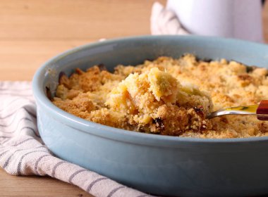 Rubarb çöreklenmiş tatlı teneke içinde