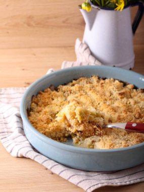 Rubarb çöreklenmiş tatlı teneke içinde