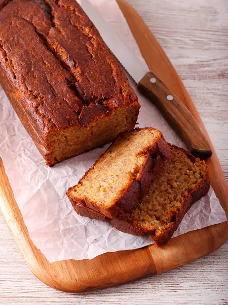 Ev yapımı taze muz ekmeği, dilimlenmiş.
