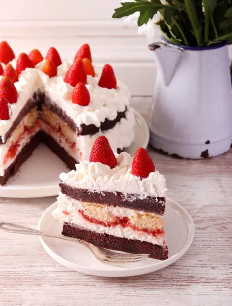 Çikolatalı ve çilekli pasta.