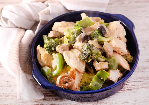 Brokoli, biber ve mantarlı kremalı tavuk.