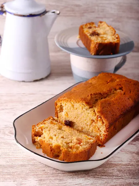 Meyveli kek, dilimlenmiş.