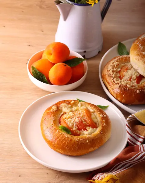 Kayısı ve ricotta çörekleri.