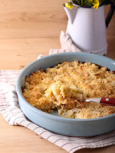 Rubarb çöreklenmiş tatlı teneke içinde