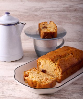 Meyveli kek, dilimlenmiş.