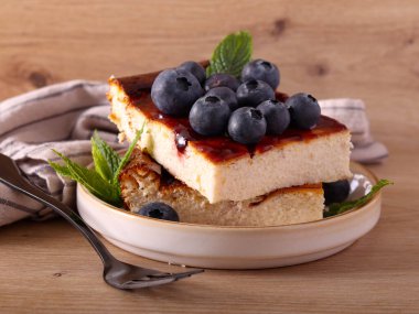 Yabanmersini soslu cheesecake dilimleri