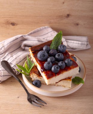 Yabanmersini soslu cheesecake dilimleri