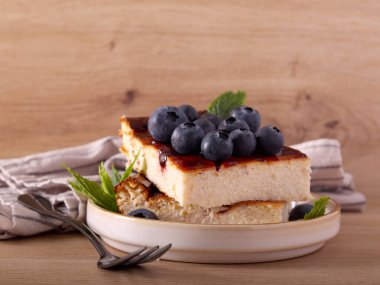 Yabanmersini soslu cheesecake dilimleri