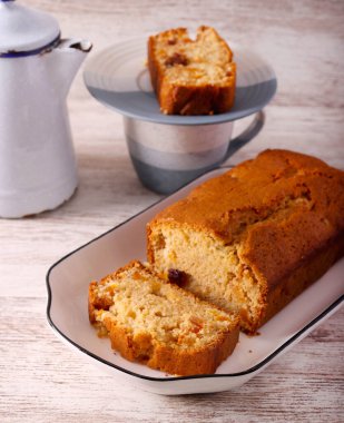 Meyveli kek, dilimlenmiş.