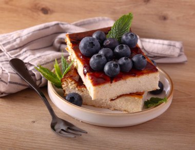 Yabanmersini soslu cheesecake dilimleri
