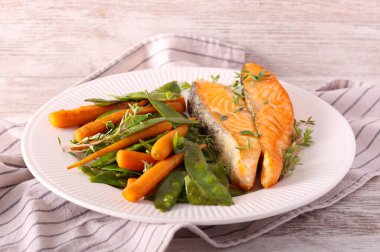 Bebek havuçlu somon ve bezelye.