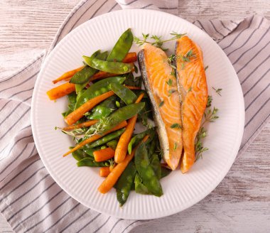 Bebek havuçlu somon ve bezelye.