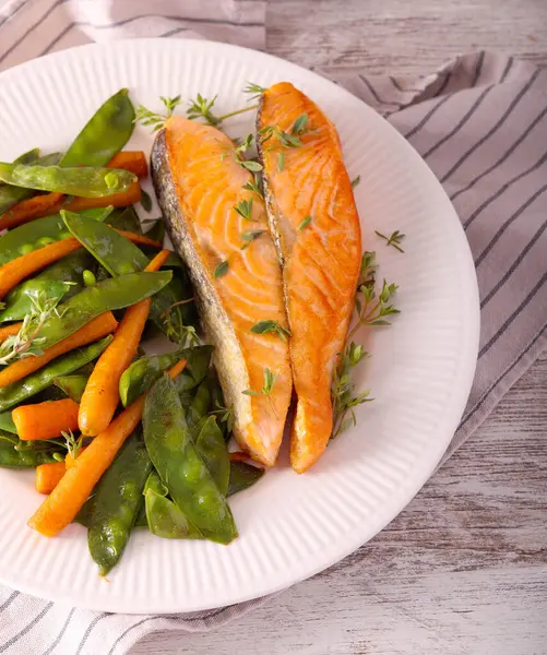 Bebek havuçlu somon ve bezelye.