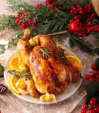 Kızarmış tavuk servis edilir.