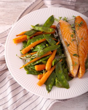 Bebek havuçlu somon ve bezelye.