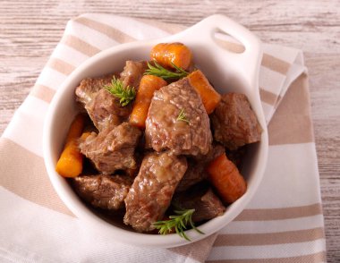 Biftek parçaları ve havuç.