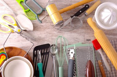 Mutfak gereçleri, mutfak gereçleri, ahşap masa üzerindeki yemek takımı.