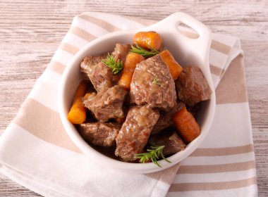 Biftek parçaları ve havuç.