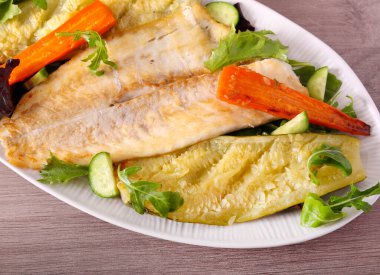 Pişmiş beyaz balık fileto ve sebze.