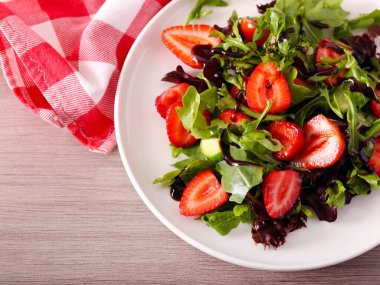 Çilekli yeşil salata ve balzamik.