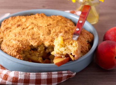 Ev yapımı sıcak şeftalili turta.