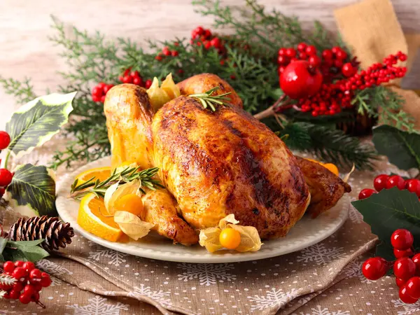 Kızarmış tavuk servis edilir.