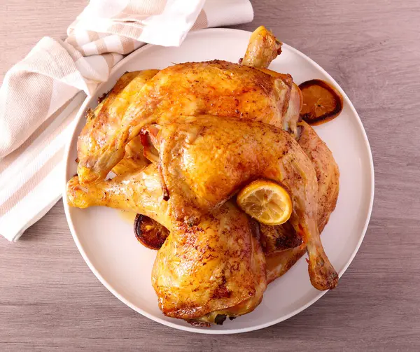 Kızarmış limonlu tavuk budu.