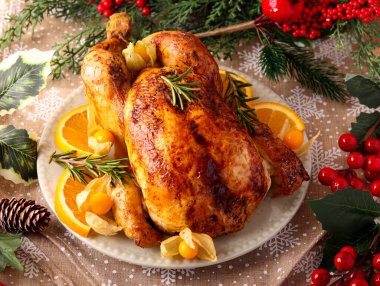 Kızarmış tavuk servis edilir.