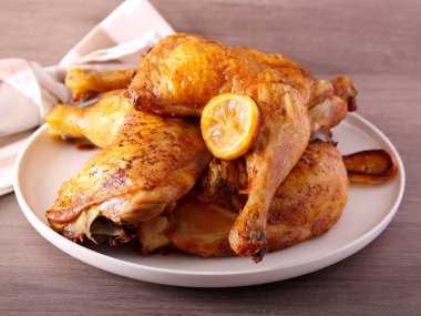 Kızarmış limonlu tavuk budu.