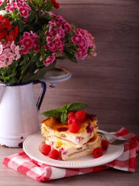 Elma ve ahududu süzme peynir dilimleri tabakta