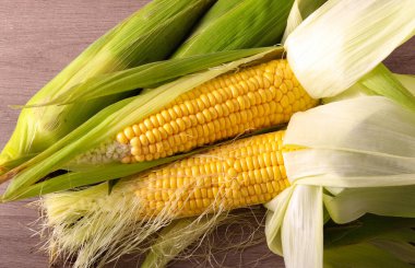 ahşap zemin üzerinde ham mısır koçanı