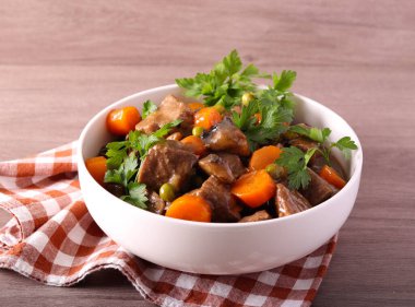 Mantarlı biftek yahnisi, havuç ve bezelye.