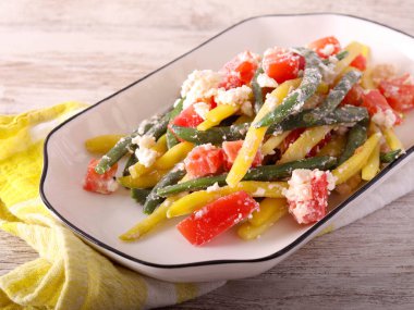 Fasulye, domates ve peynir salatası.