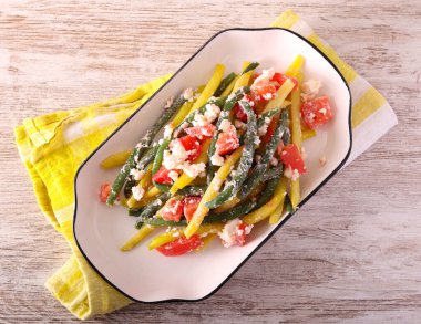 Fasulye, domates ve peynir salatası.