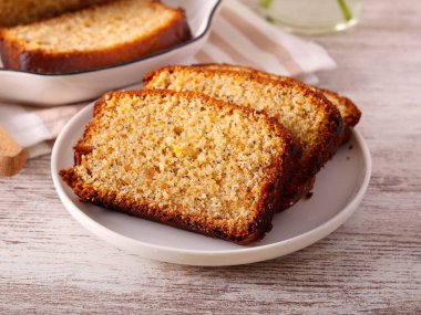 Marmelat ve haşhaşlı kek, dilimlenmiş.