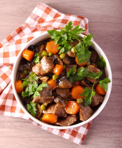 Mantarlı biftek yahnisi, havuç ve bezelye.