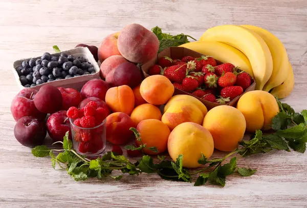 Masada taze meyve ve böğürtlen var.